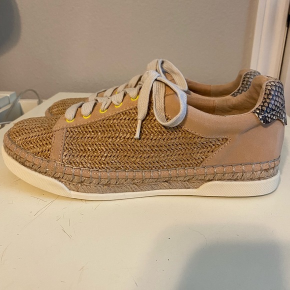 Dolce Vita Sneakers - Picture 2 of 9